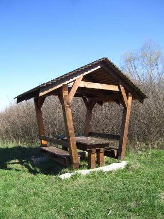 Drevený prístrešok